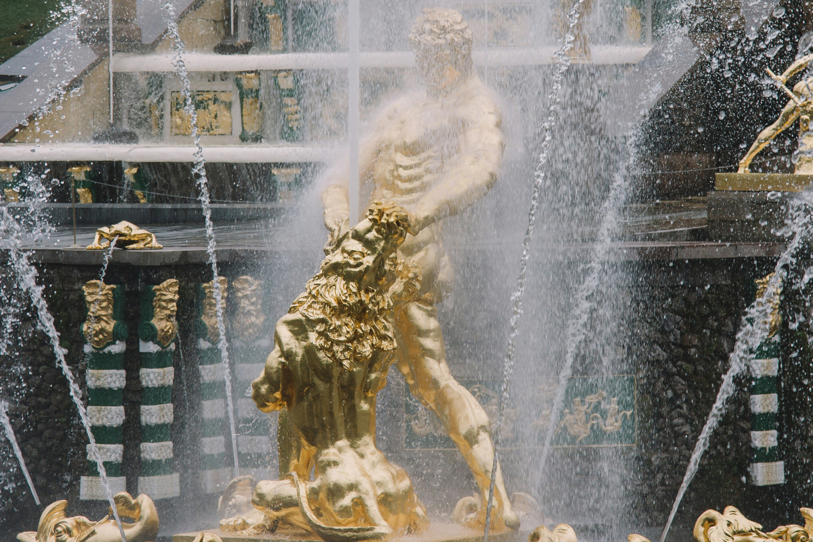 Первая скульптура фонтана «Самсон» была создана в 1735 году и была утрачена во время Великой Отечественной войны.