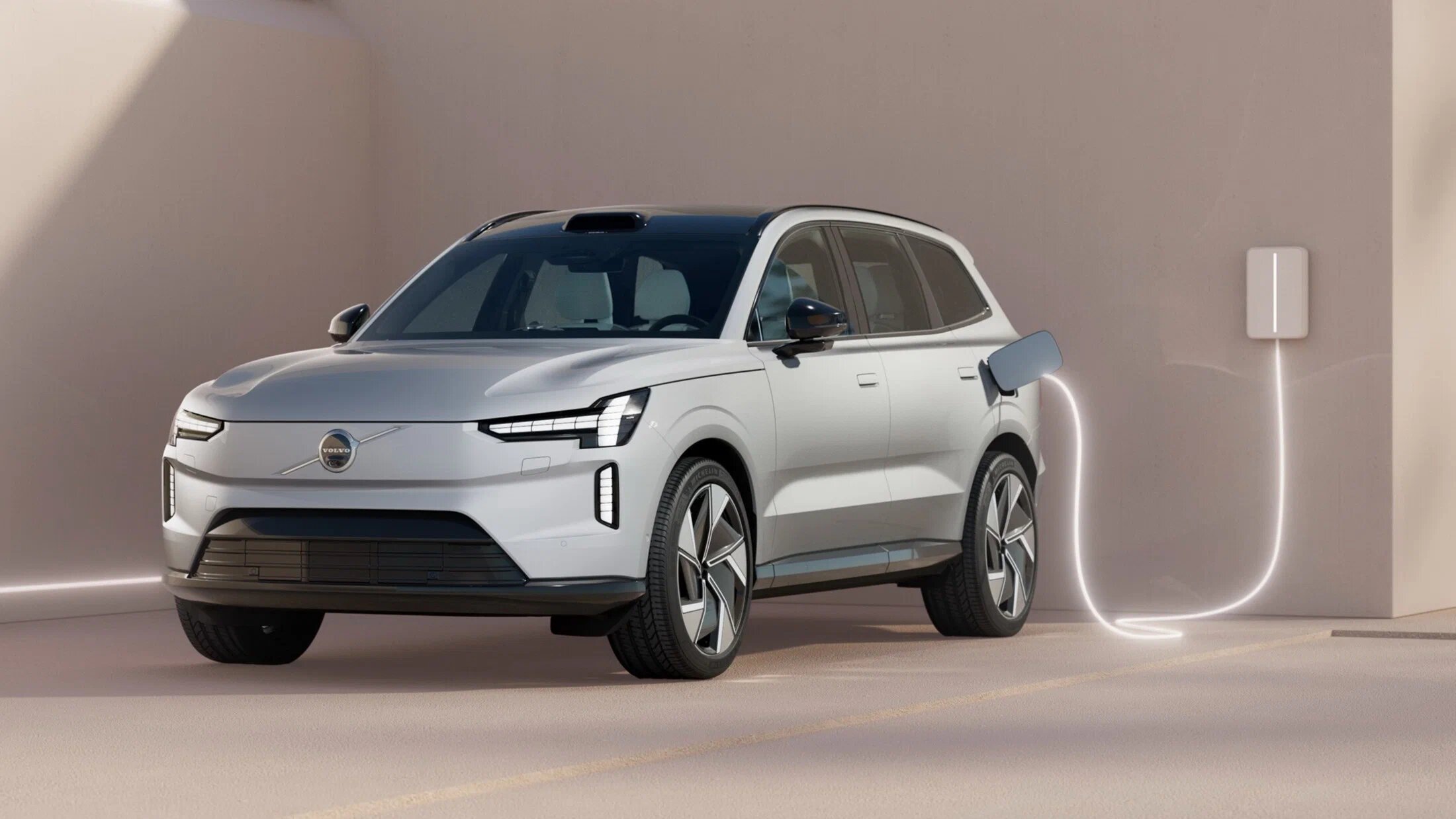 Первые покупатели Volvo EX90 получат машины с урезанным функционалом и разряжающейся батареей