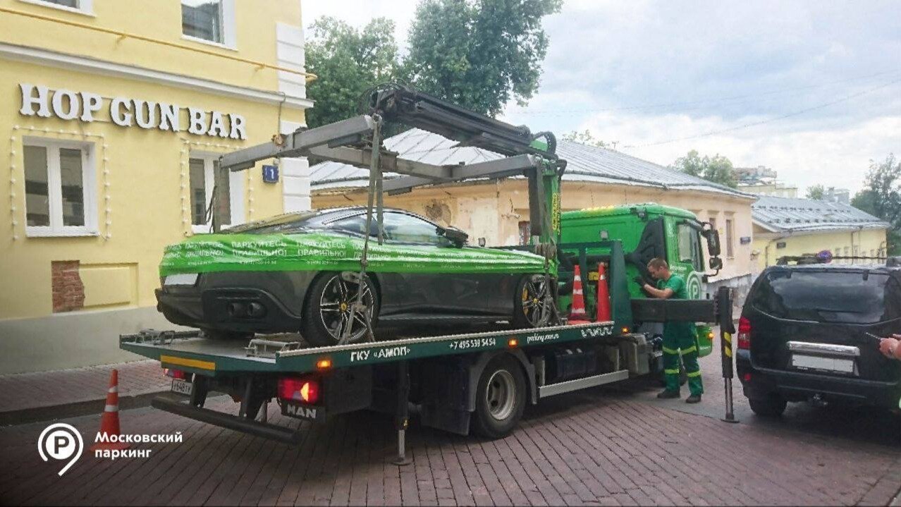Стало известно, сколько Bentley, Ferrari и других люксовых машин эвакуировали в Москве с начала лета
