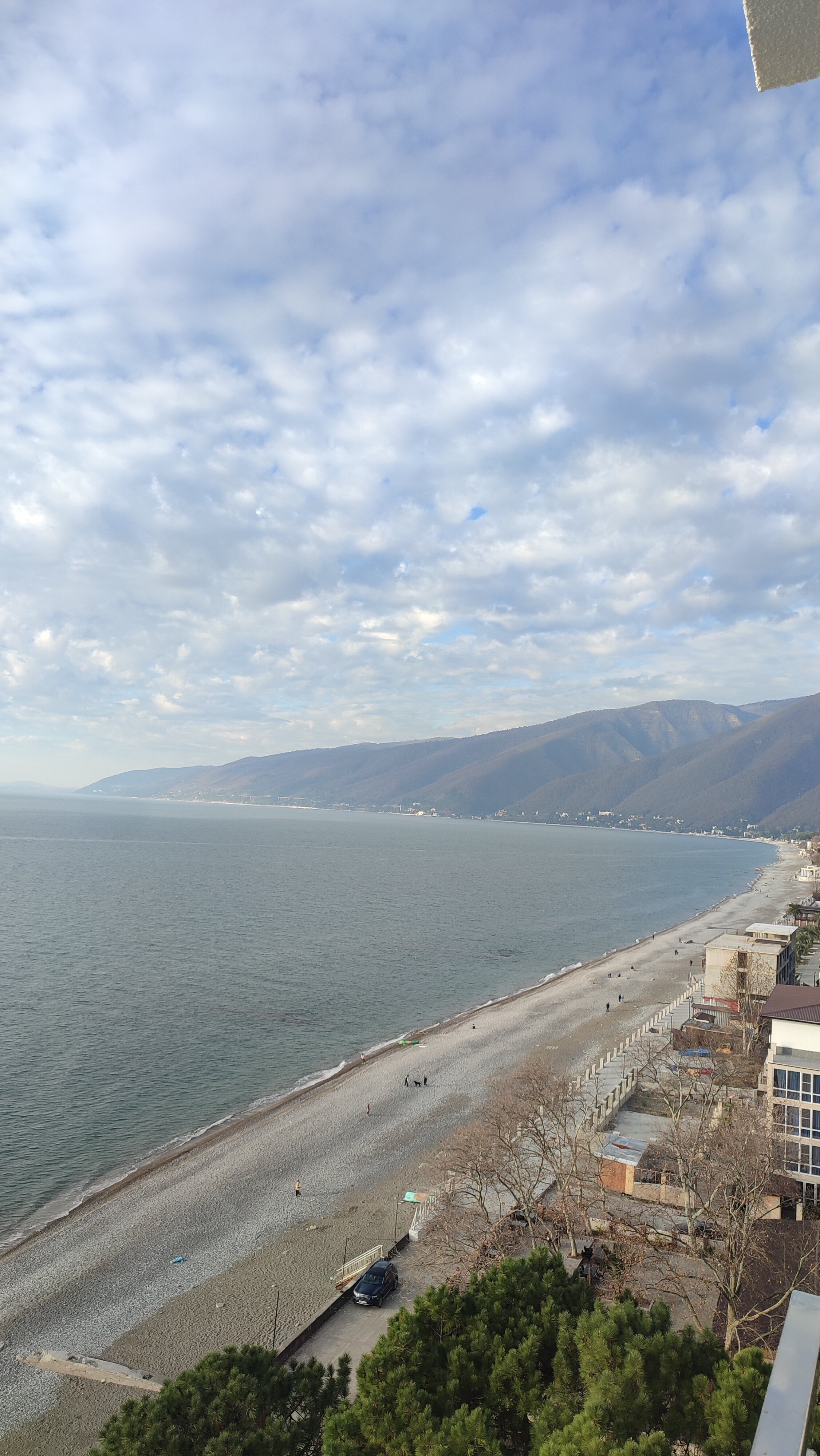 Поездка с семьёй в Абхазию в несезон: погода, ситуация с отключением электричества и фрукты