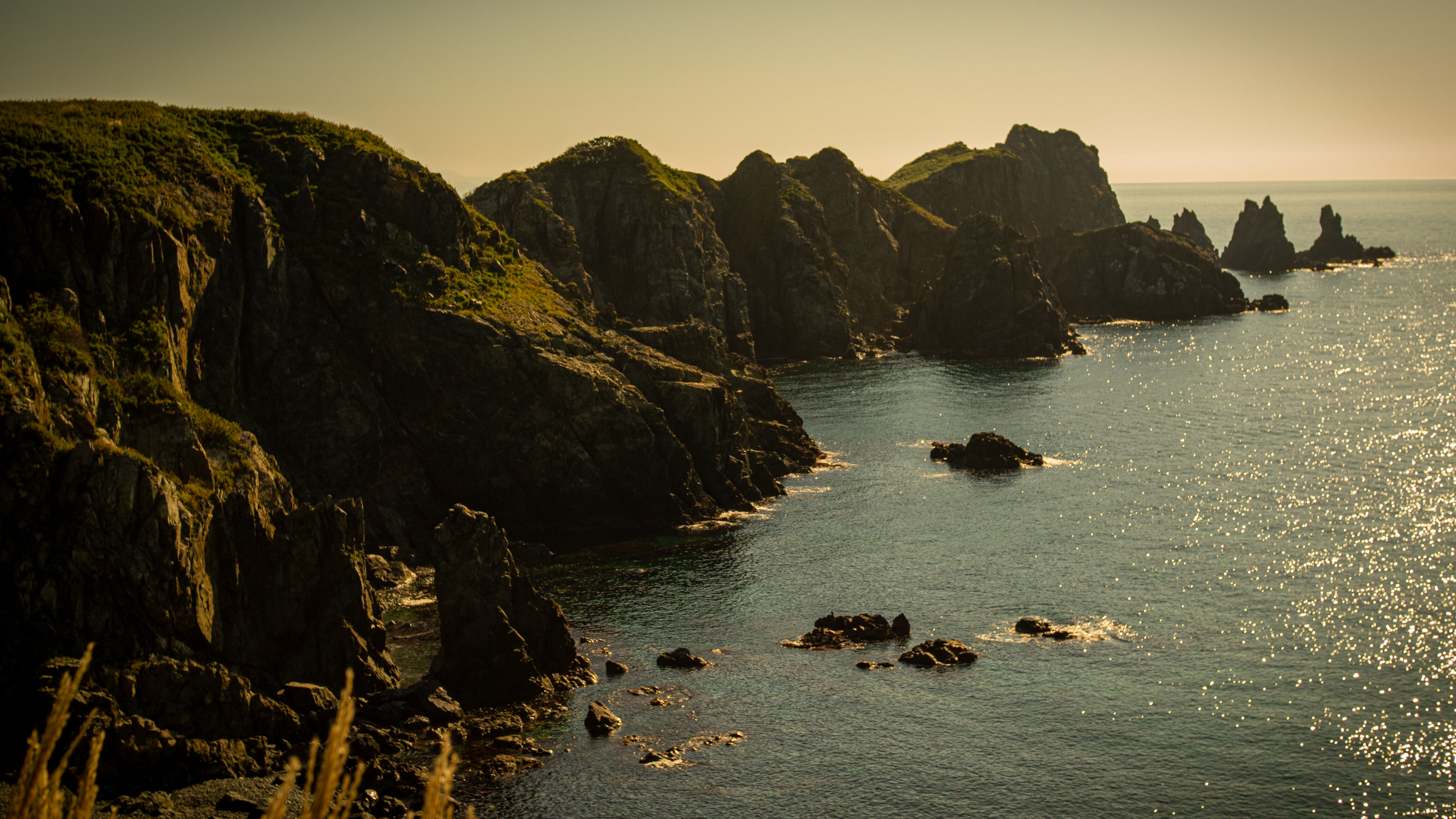 #ПриморьеНеожиданное: где шагаешь вдоль скал, а отдыхаешь у тёплого моря