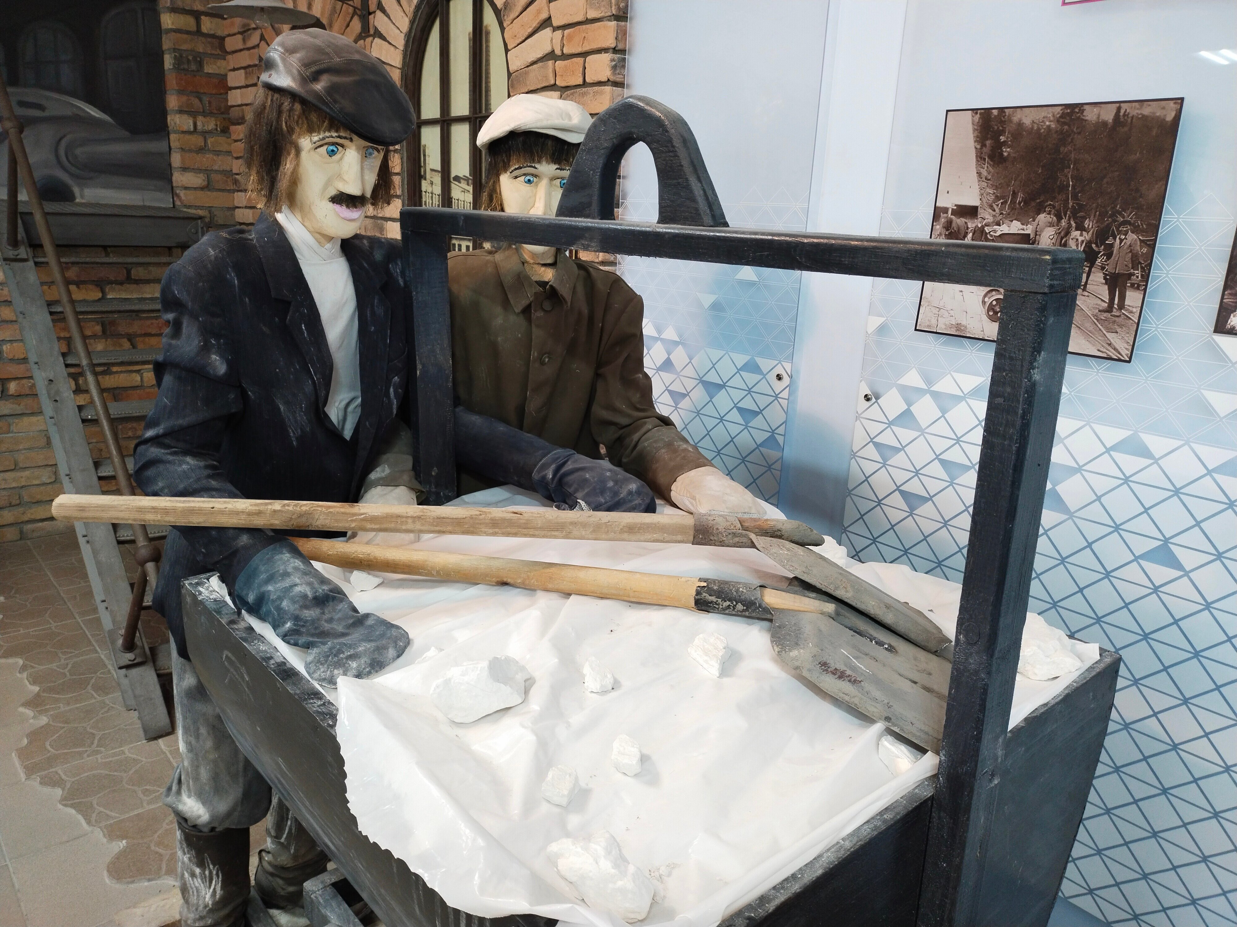 Сценка, изображающая процесс добычи мела


