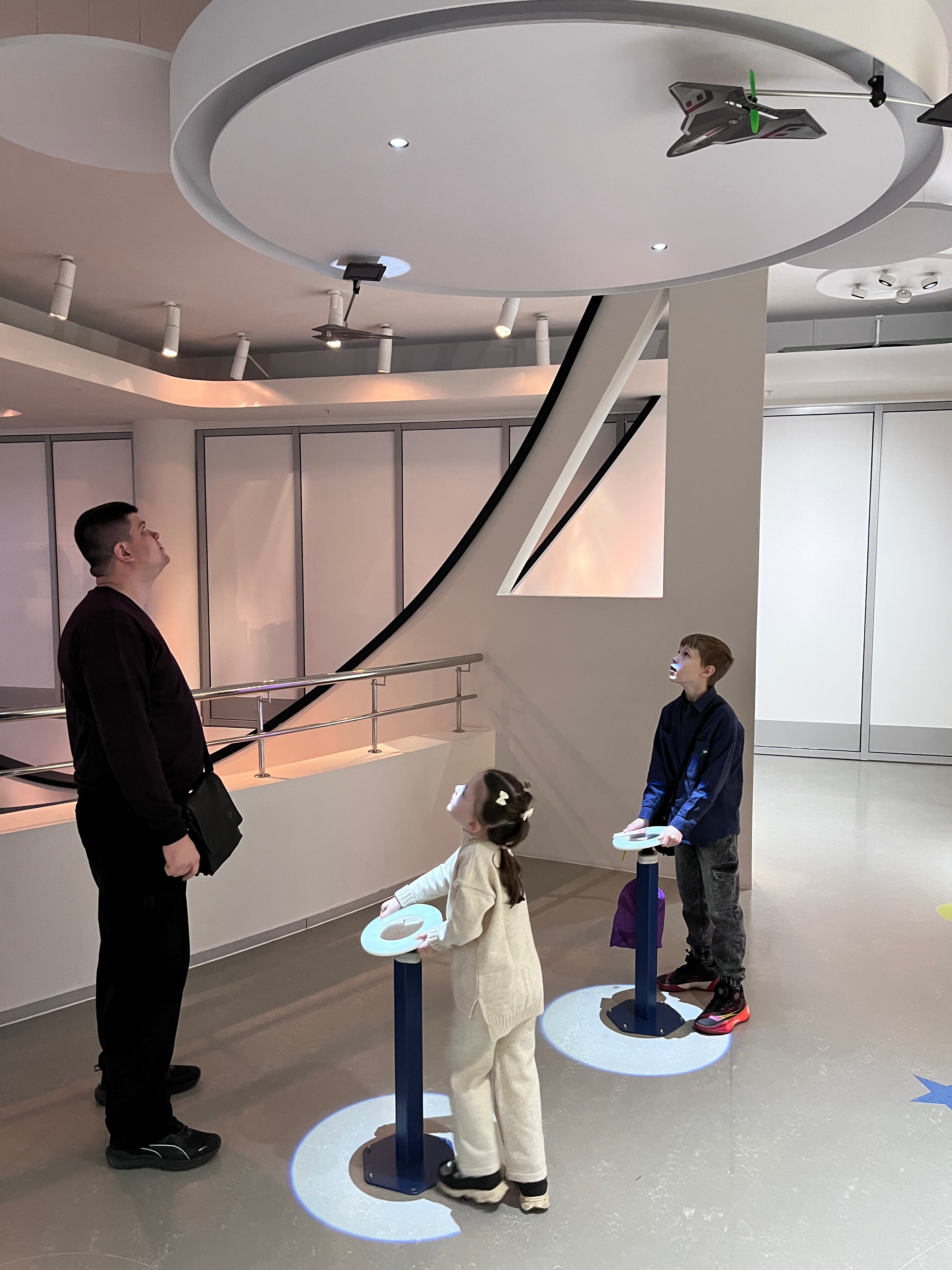 Солнечные зайчики запускают самолёт







