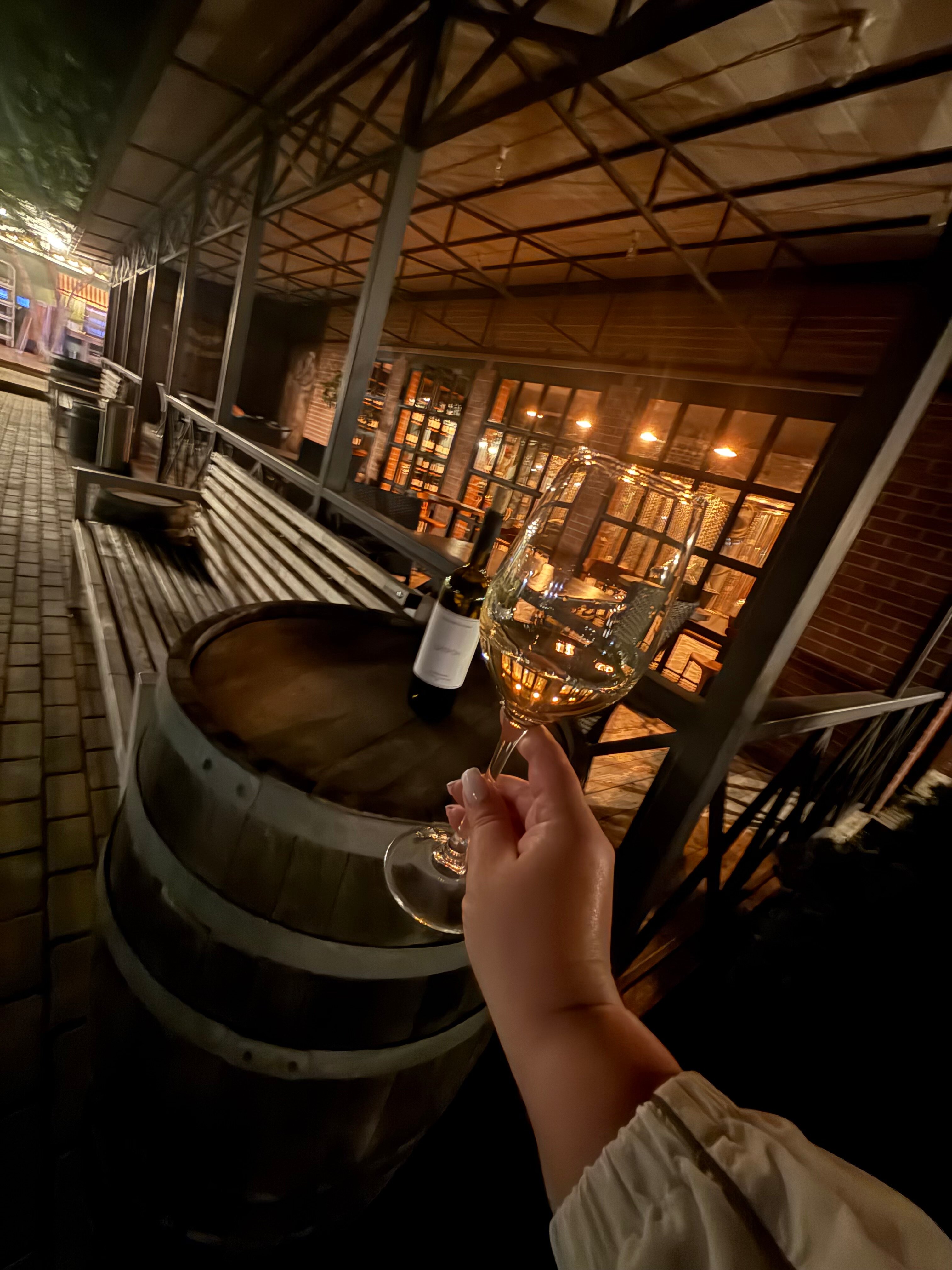 Или можно провести вечер прямо в винодельне — у нее оригинальный дизайн


