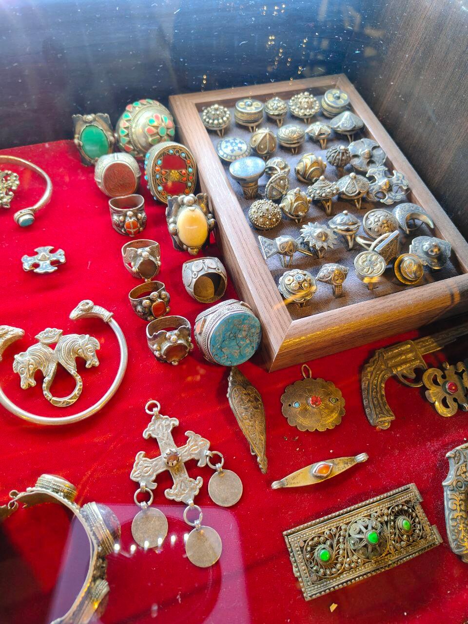 Часто экспонаты от сувениров отличаются лишь наличием ценника.