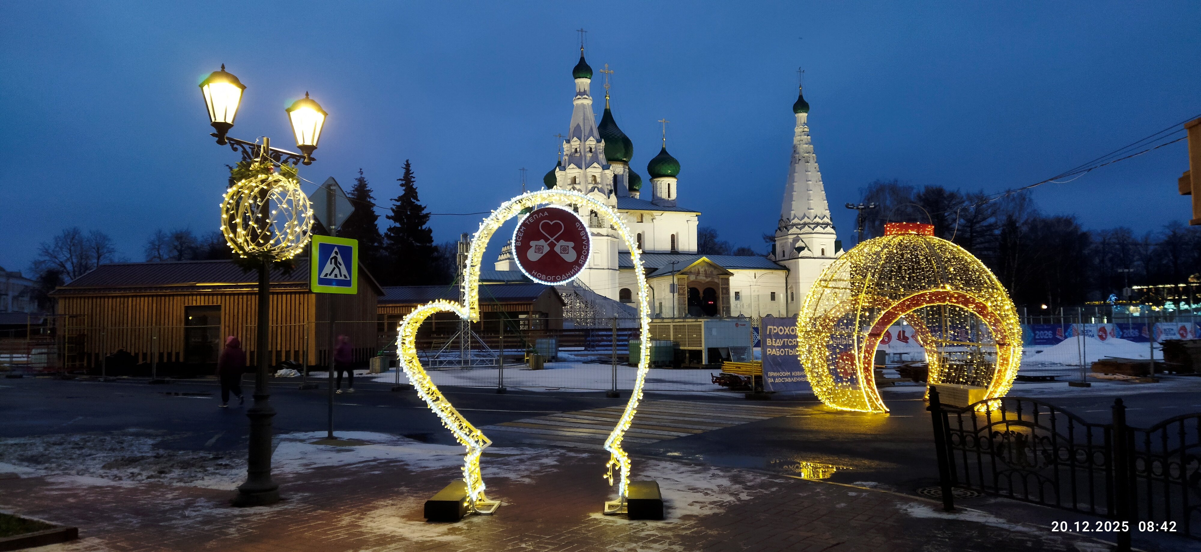 Новогодние фигуры на площади




