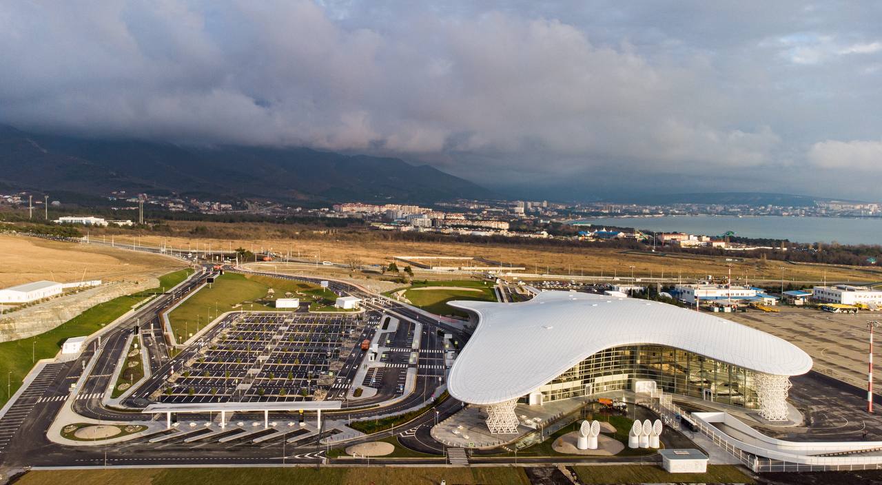 В аэропорту Геленджика появилась бесплатная парковка для многодетных семей