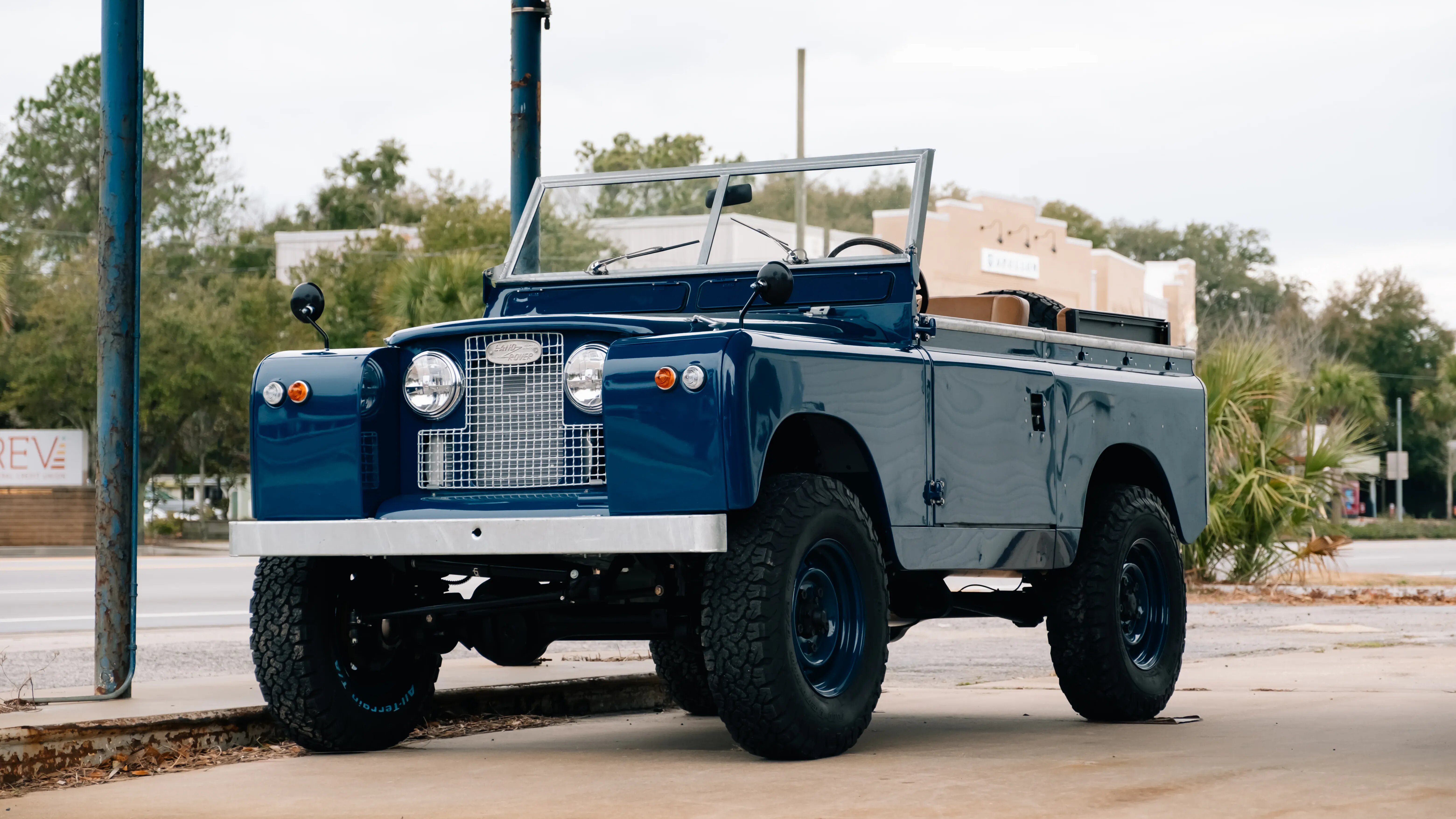 Классический Land Rover превратили в рестомод с V8 от GM и дорогой отделкой