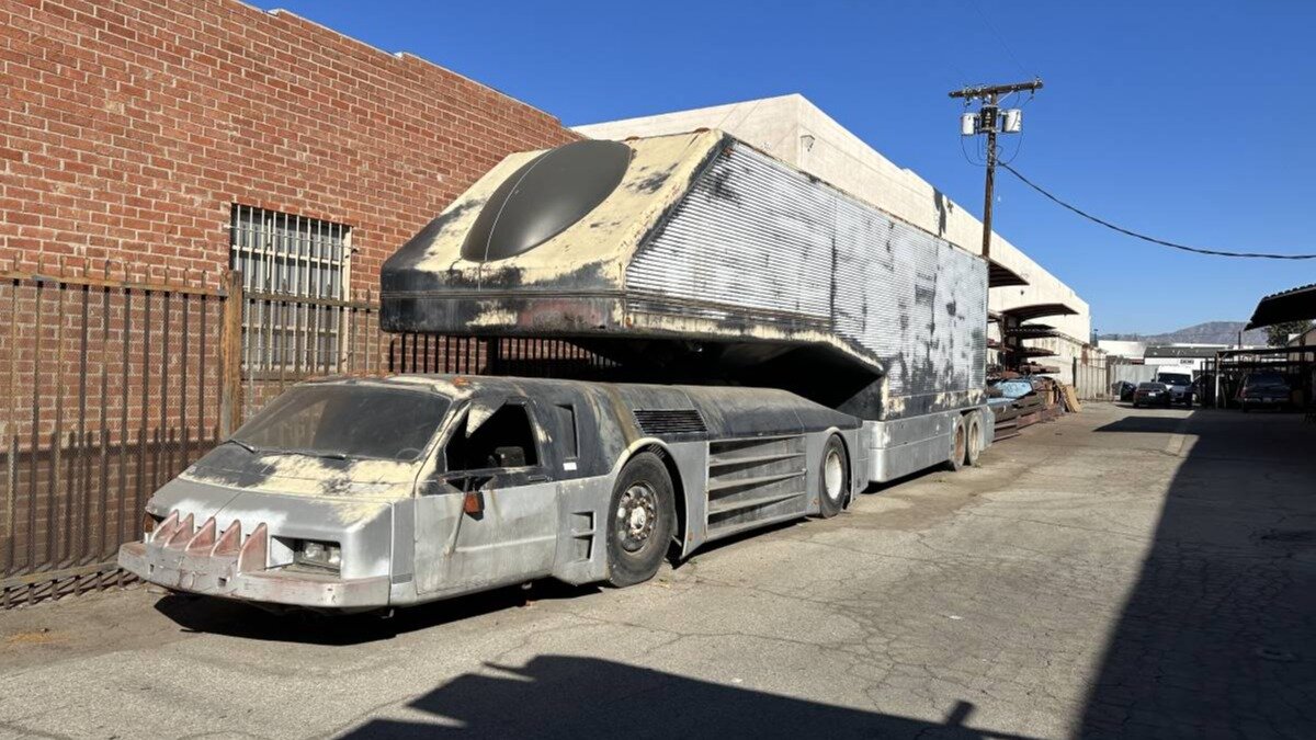 На продажу выставлен очень странный грузовик Peterbilt из фантастического сериала