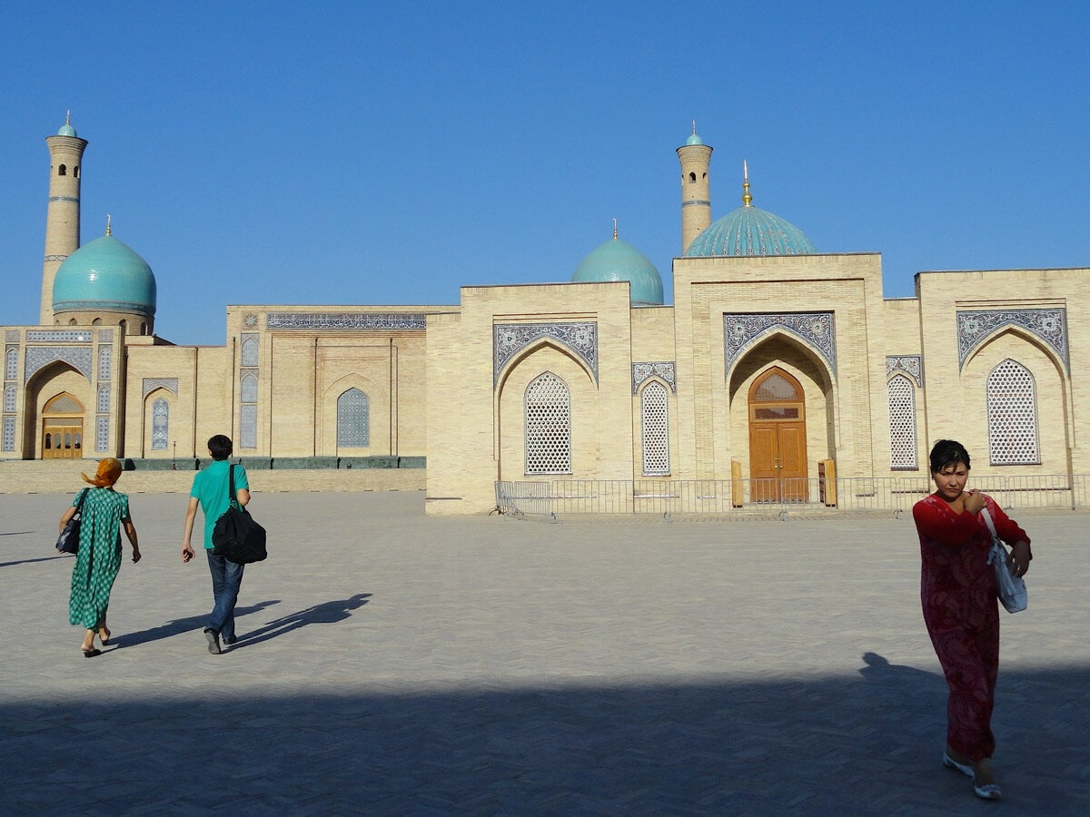 Туристы приезжают посмотреть
величественные мечети Тилла-Шейх и Телекёл, мавзолей суфия Занги-Ата, медресе
Кукельдаш, религиозный центр, возведенный на могиле исламского проповедника,
поэта Хазрати Имама (на фото).