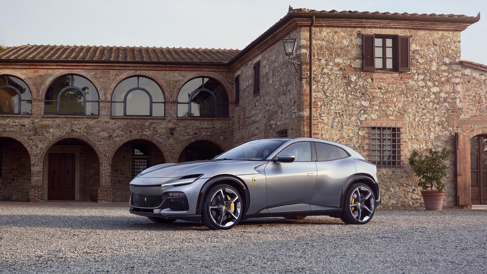 Первый кроссовер Ferrari на фоне конкурентов: кому перейдёт дорогу Purosangue