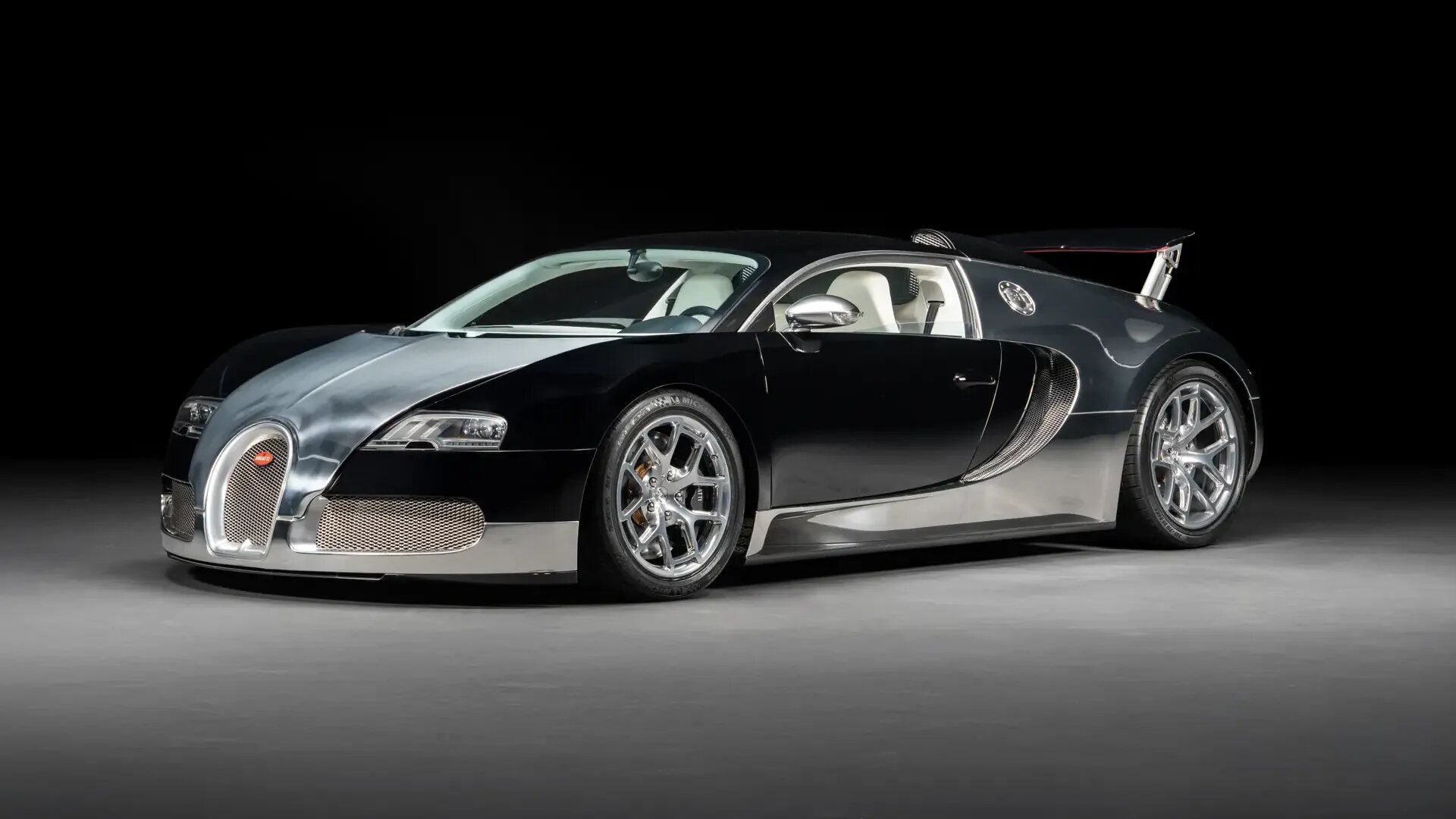 Очень редкий Bugatti Veyron с мизерным пробегом хотят продать за 2,5 миллиона долларов