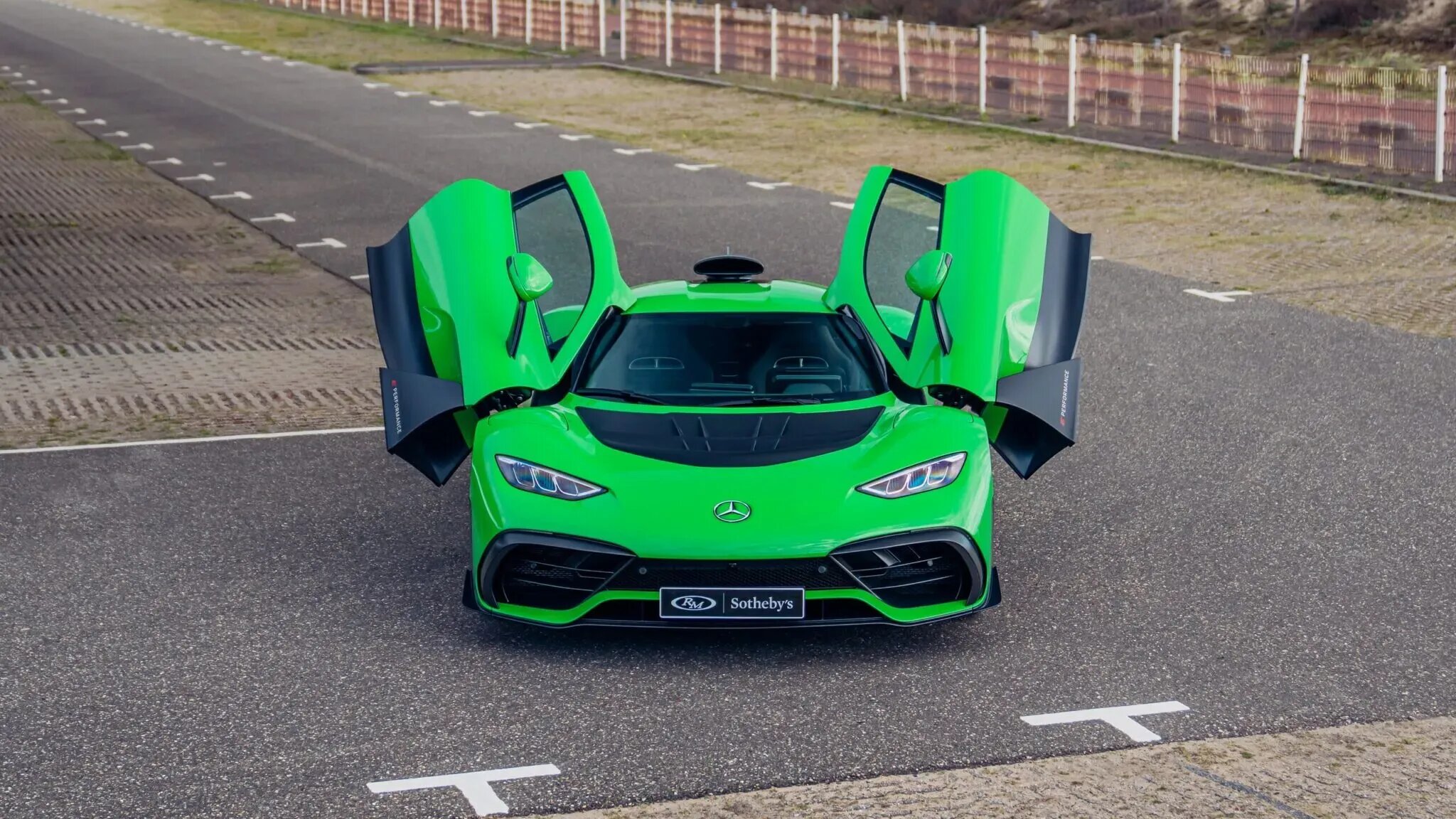 Новый гиперкар AMG One обслужили на 3,2 млн рублей и решили продать