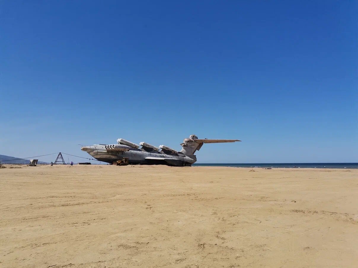 Вокруг экраноплана сейчас
возводят парк «Патриот», но найти свободное место на берегу не составит труда.