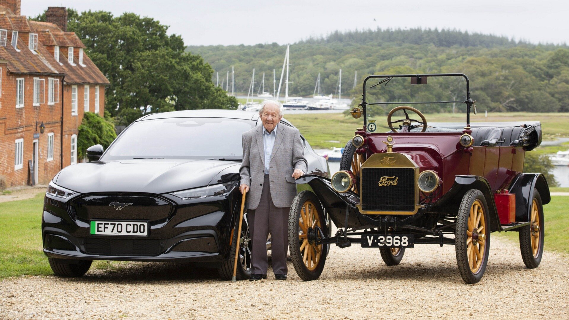 101-летний британец, учившийся ездить на Ford T, прокатился на Mustang Mach-E