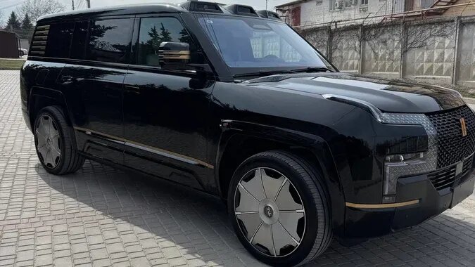Один из первых 1197-сильных BYD Yangwang U8 L в России оценили дешевле Aurus Komendant