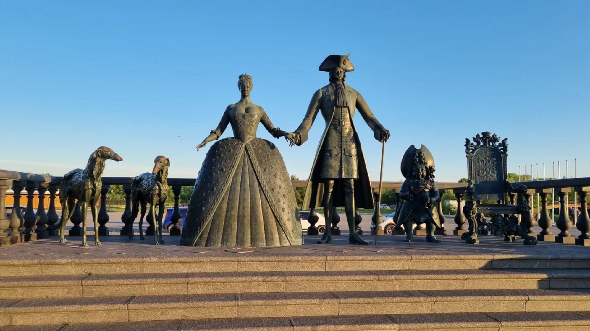 Добраться до памятника можно пешком за 10 минут, пройдя от путевого дворца Петра I до моря по Портовой улице.