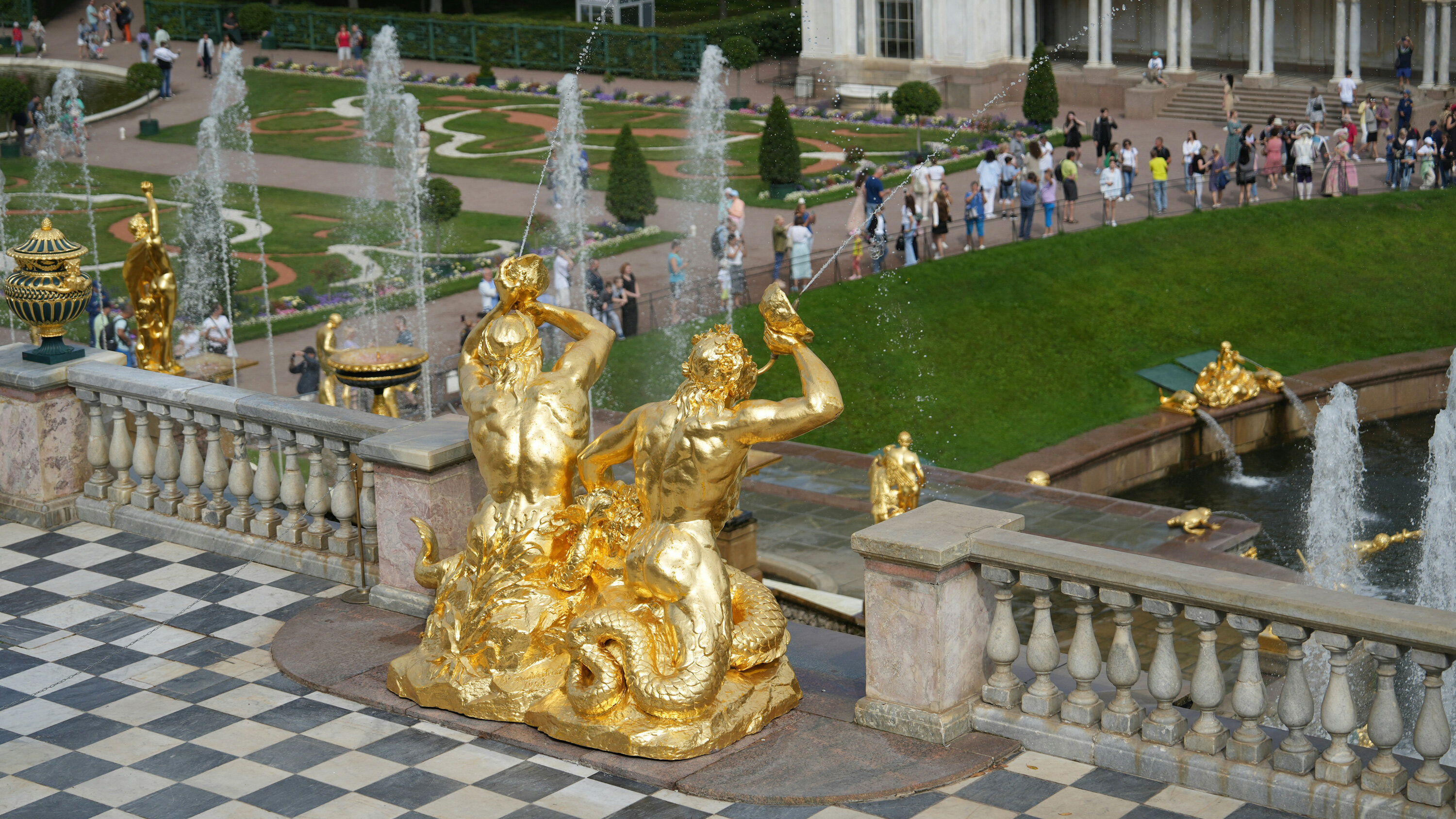 Самые красивые фонтаны Питера: «Большой каскад», «Поющие фонтаны» и «Шар» 