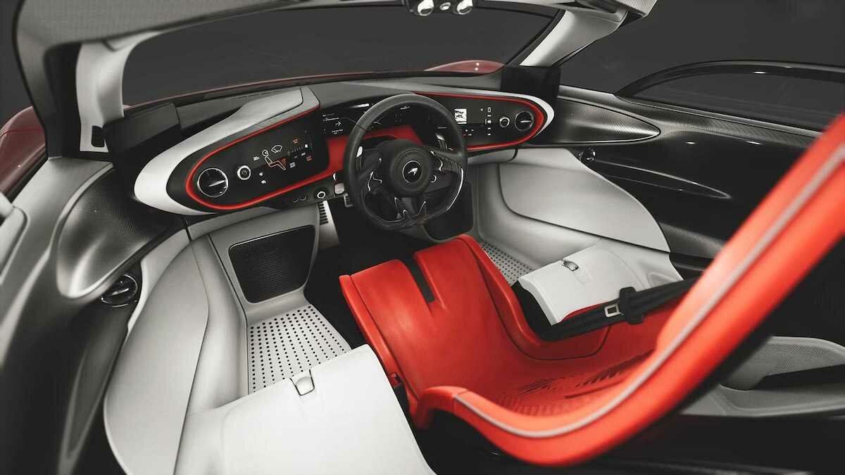 McLaren Speedtail Bloodline, с темой Dynamic, включает глянцевые чёрные колёсные диски и тормозные суппорты серебряного цвета. В салоне – белые сиденья пассажиров и красное –водительское.