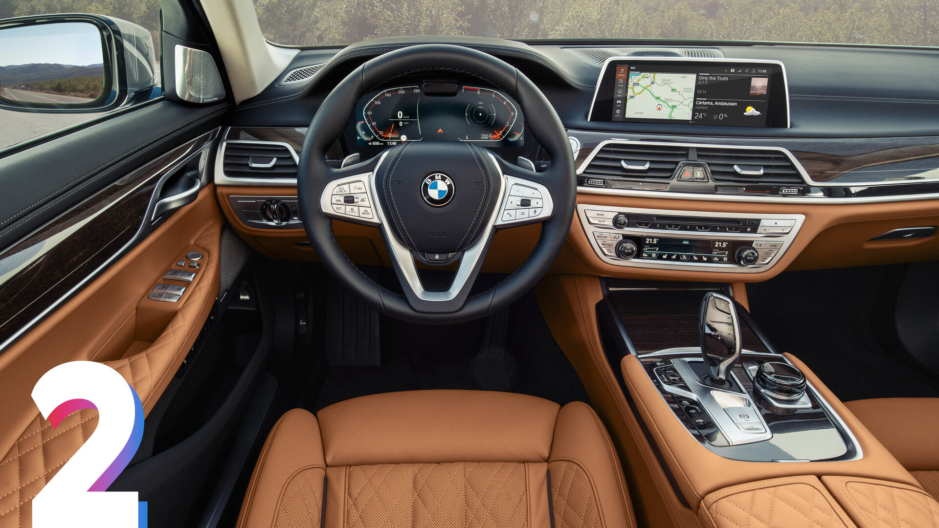 В салоне появились «граненый» приборный щиток Live Cockpit и мультимедийная система BMW OS 7.0 – такие же, как у X5, 3 серии и прочих новых BMW. Также изменён руль, улучшена шумоизоляция в задних колёсных арках и добавлены новые варианты отделки деревом.
