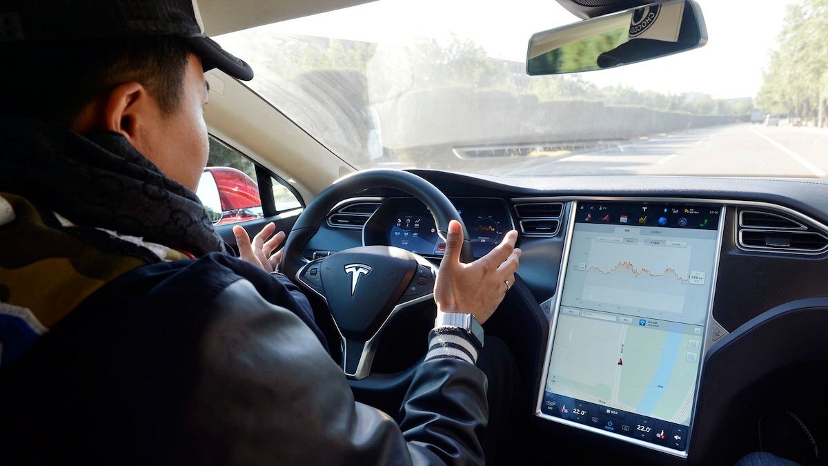 Обновлённый автопилот Теслы признан небезопасным