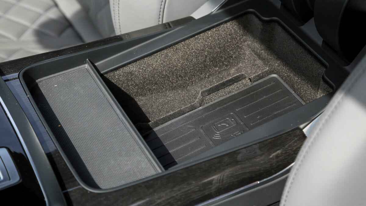 Вечная проблема современных навороченных автомобилей: редко где можно найти нормальное место для смартфона. Audi предлагает просто прятать его в подлокотник — там для него предусмотрена беспроводная зарядка, а пользоваться телефоном можно через мультимедийку
