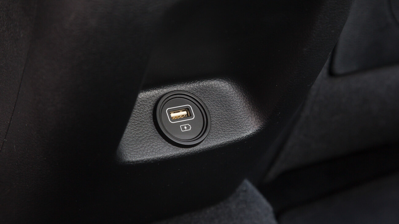 К услугам задних пассажиров — одинокий разъём USB, входящий уже в базовую комплектацию