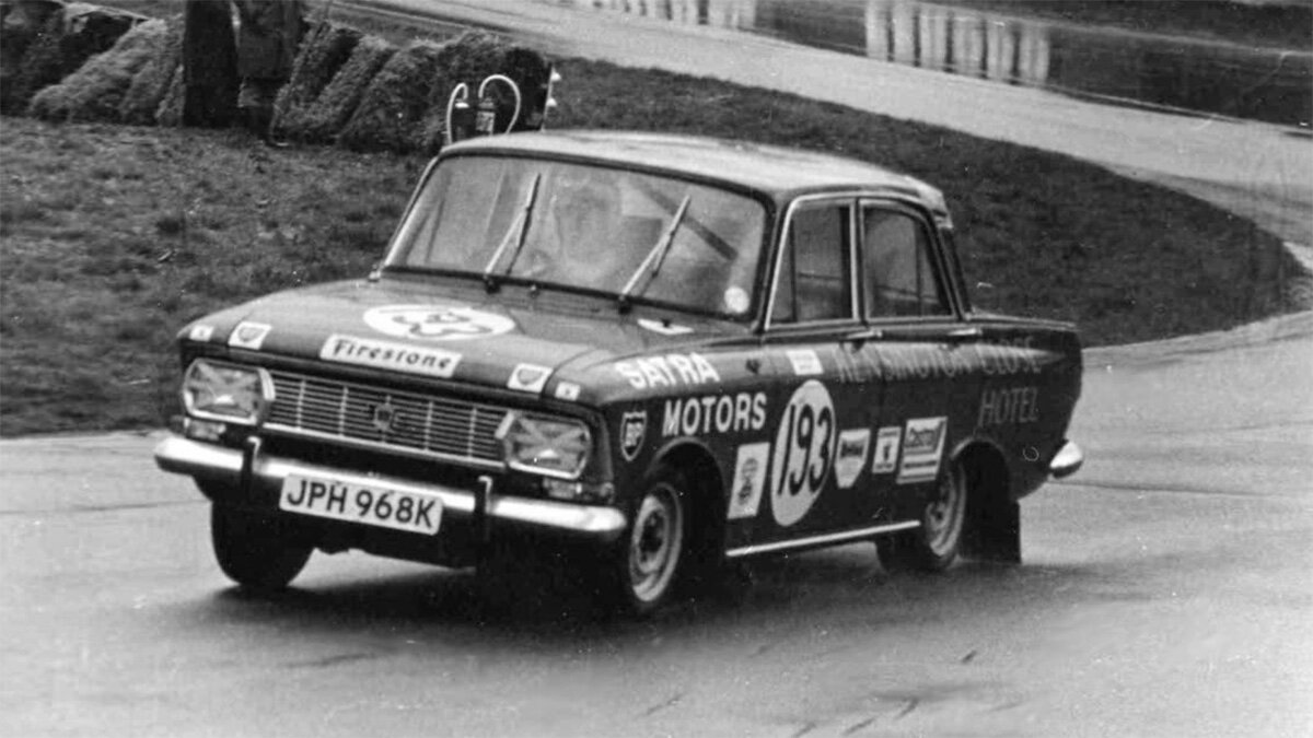 В начале 1970-х британские гонщики на «Москвичах» частенько гоняли в разного рода гонках. На фото — победный туринговый экипаж Тони Ланфранки 1972 года с логотипом импортёра Satra Motors