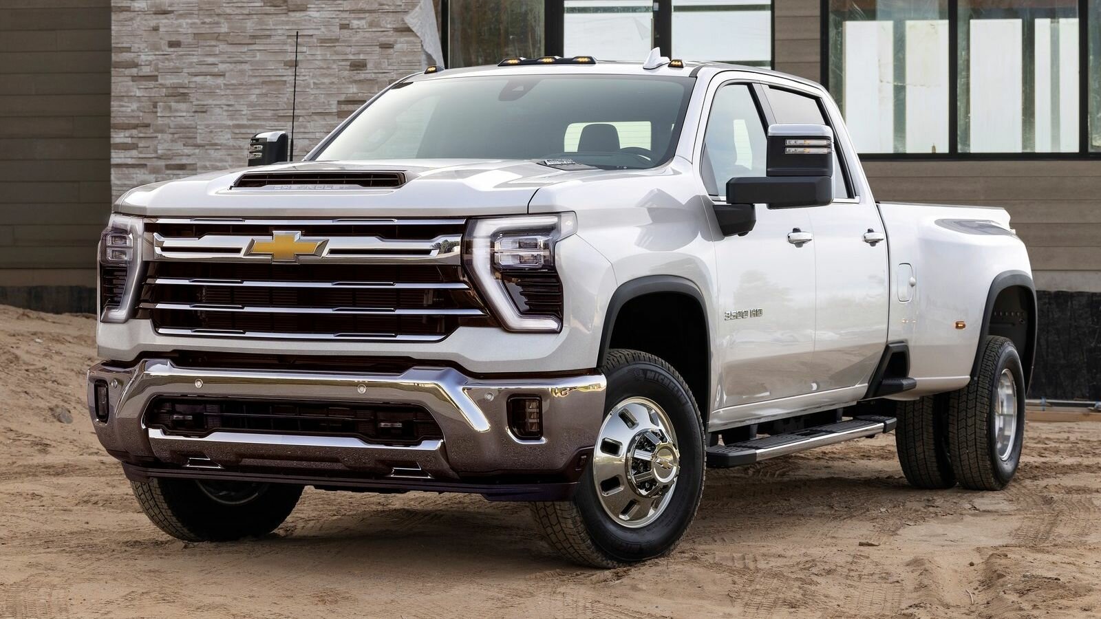 Сантехник пен трусисыз үй шаруасындағы әйел