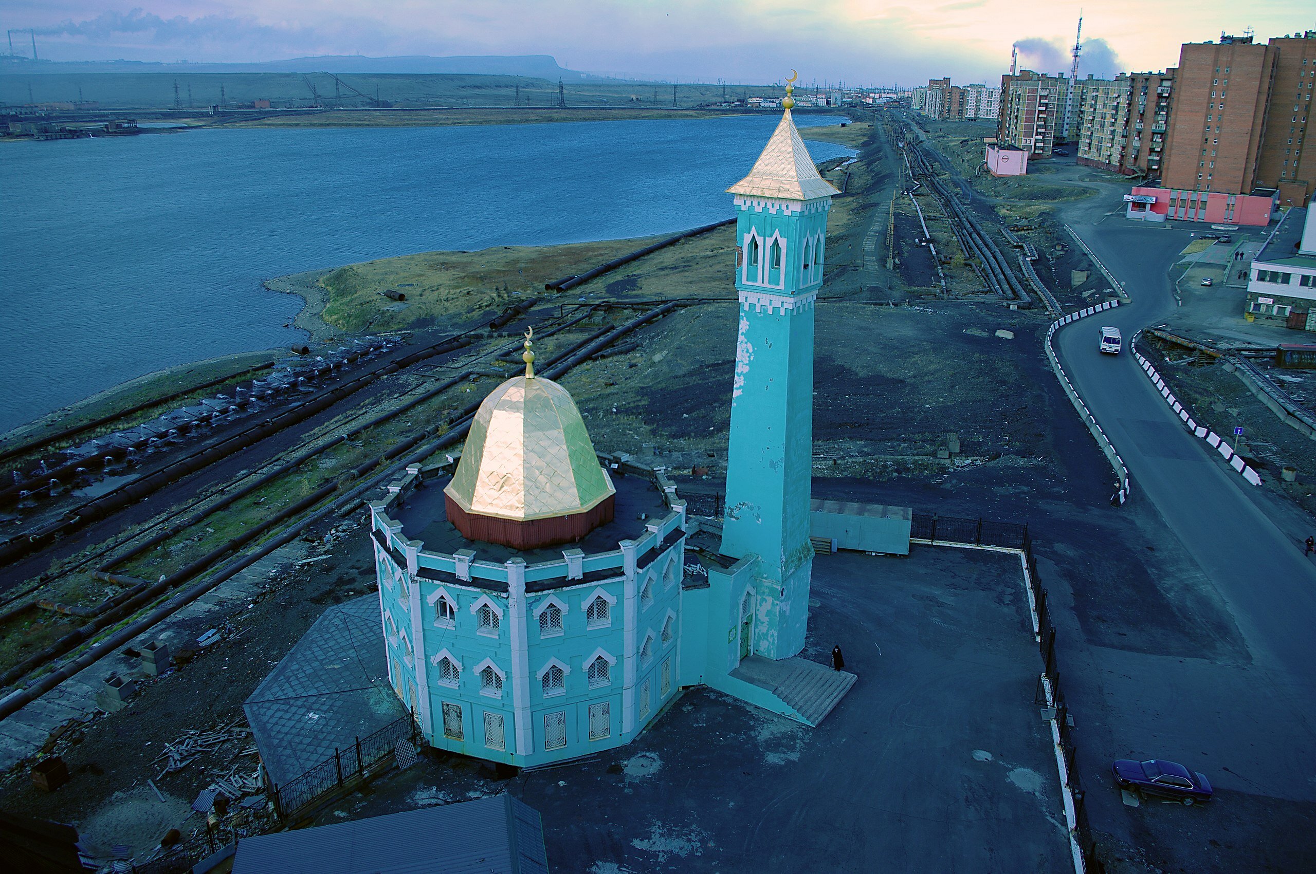 В Норильске в 1998 году построили самую северную в мире мечеть Нурд-Камал с необычным минаретом четырёхугольной формы.