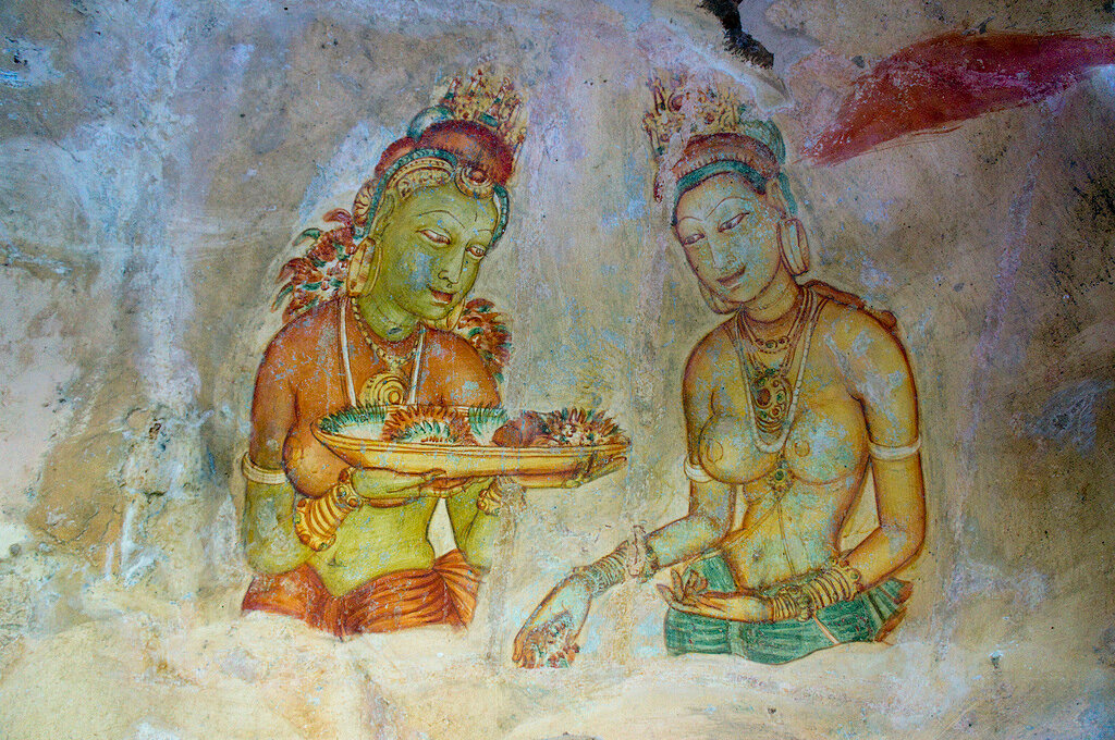 Предположительно,
на сохранившихся фресках изображены царские наложницы.