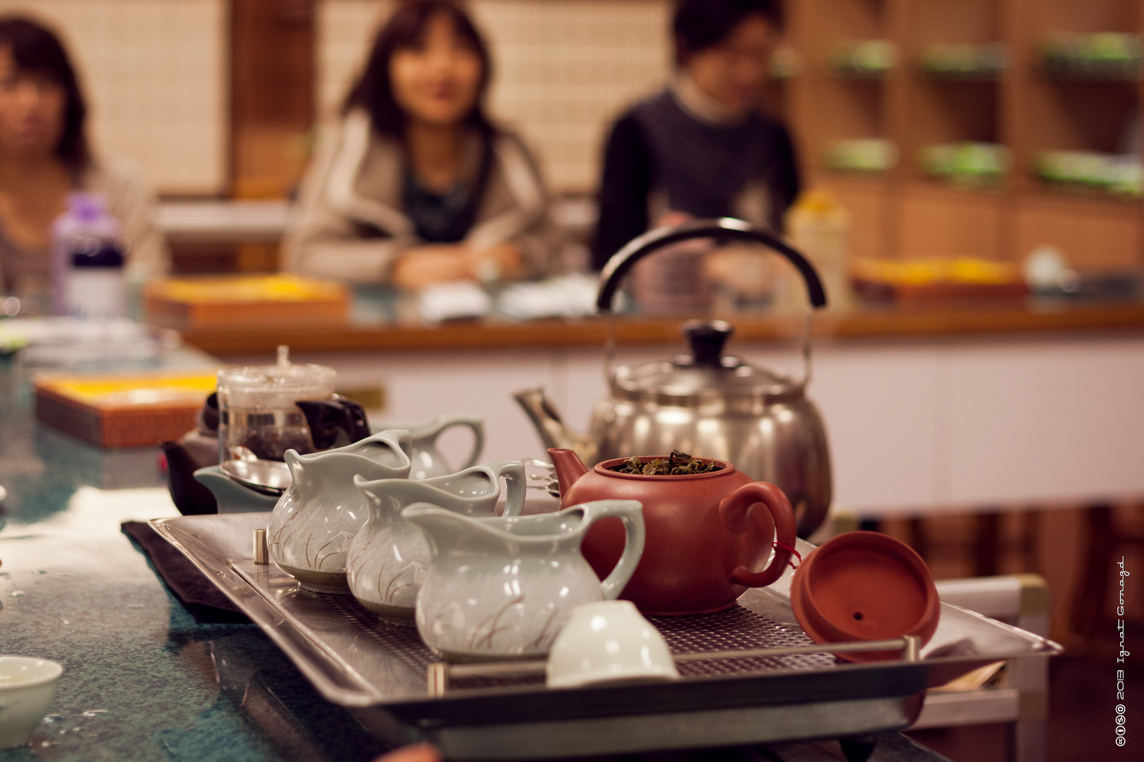 В каждом китайском городе есть чайные
лавки или магазинчики, где вам с удовольствием устроят дегустационное чаепитие и
подскажут, какой сорт чая выбрать.