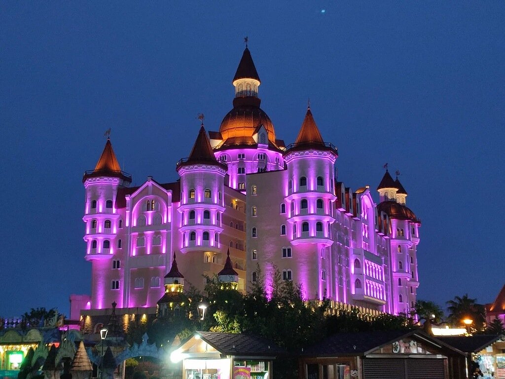Все, кто был в Олимпийском парке в Сочи, точно видели этот
отель — выглядит он почти как диснеевский замок.