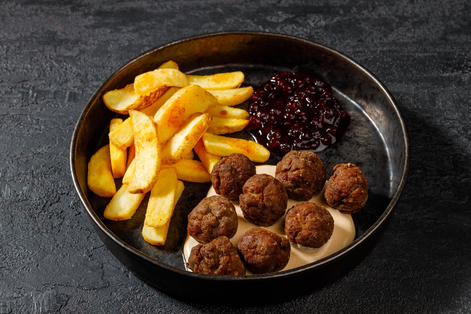 Фрикадельки со сливочным соусом и брусникой