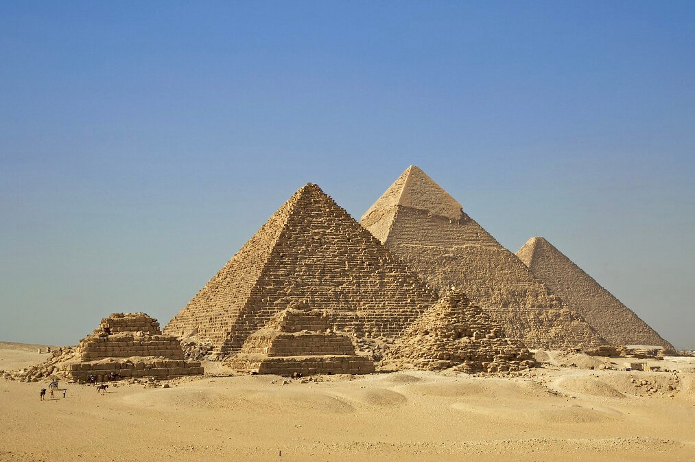 Пирамида Хефрена ниже
пирамиды Хеопса, однако находится на возвышении, поэтому кажется самой большой.