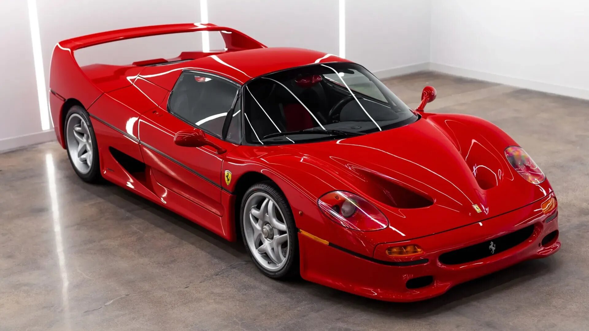 Один из 349 выпущенных Ferrari F50 с мизерным пробегом может уйти за 6,5 миллиона долларов