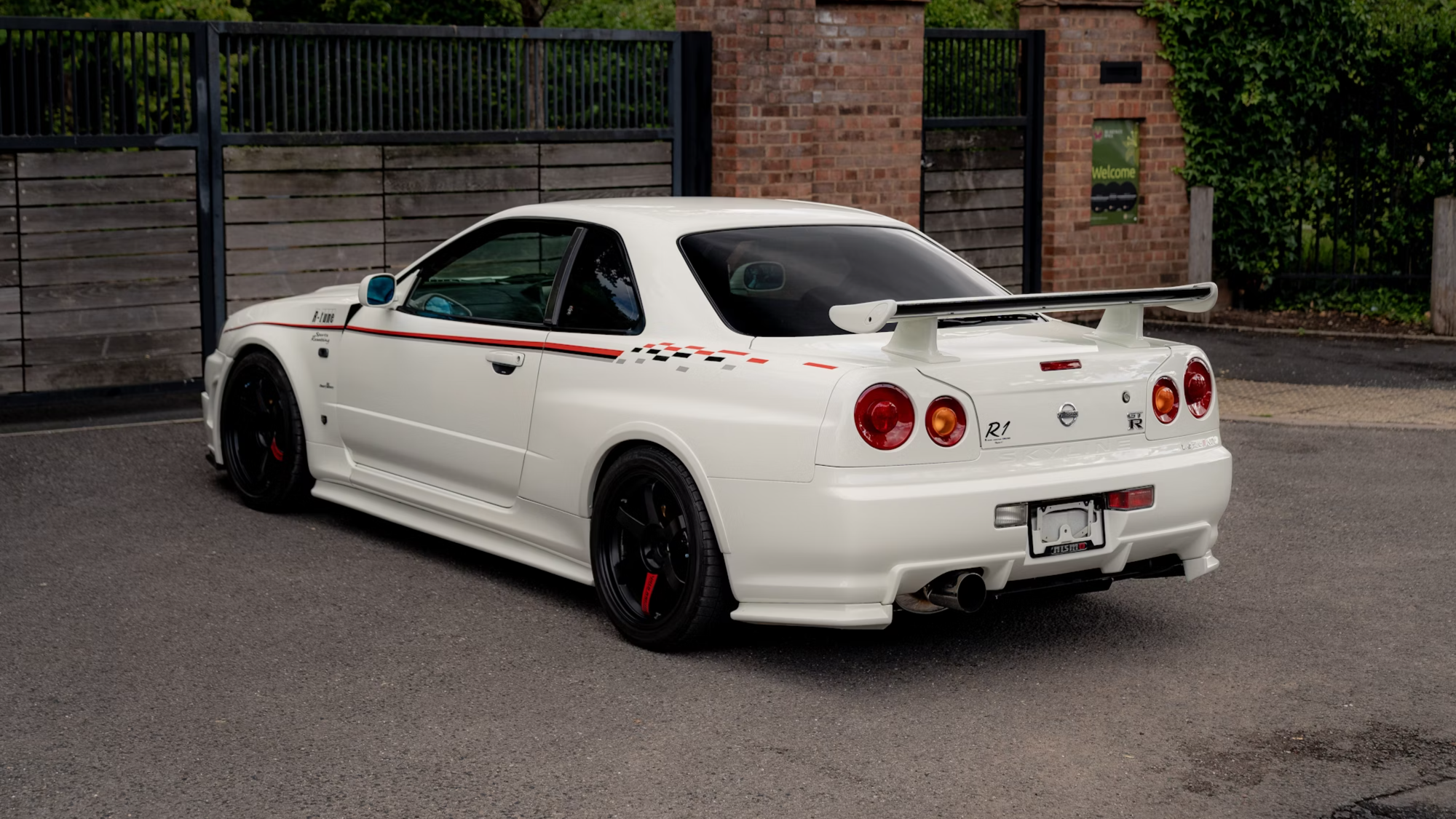 Nissan Skyline в редком исполнении V-Spec II Nur R-Tune