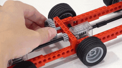 Посмотрите на машинку из Lego, которой покоряются многосантиметровые «пропасти»