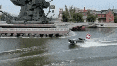 В Москве-реке замечен водоплавающий Ford Mustang