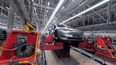 Через берлинскую фабрику Tesla пролетели на дроне с камерой
