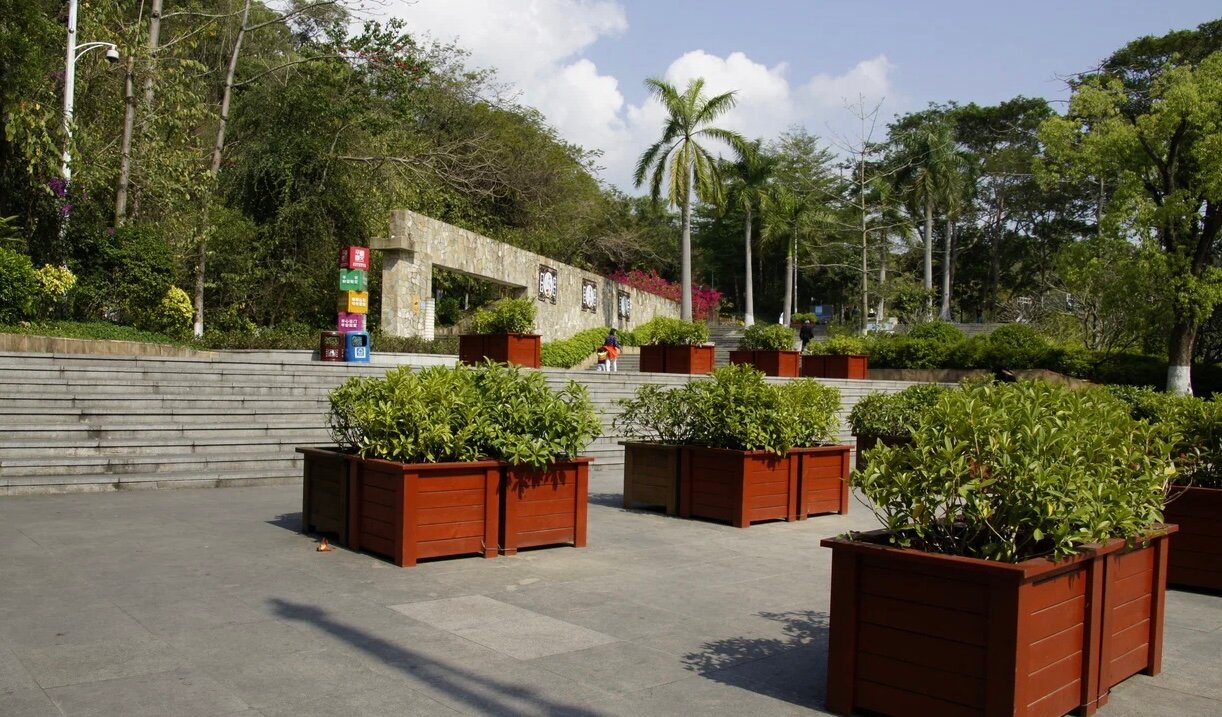 Парк Баоань — уютный оазис с большим числом пешеходных дорожек.