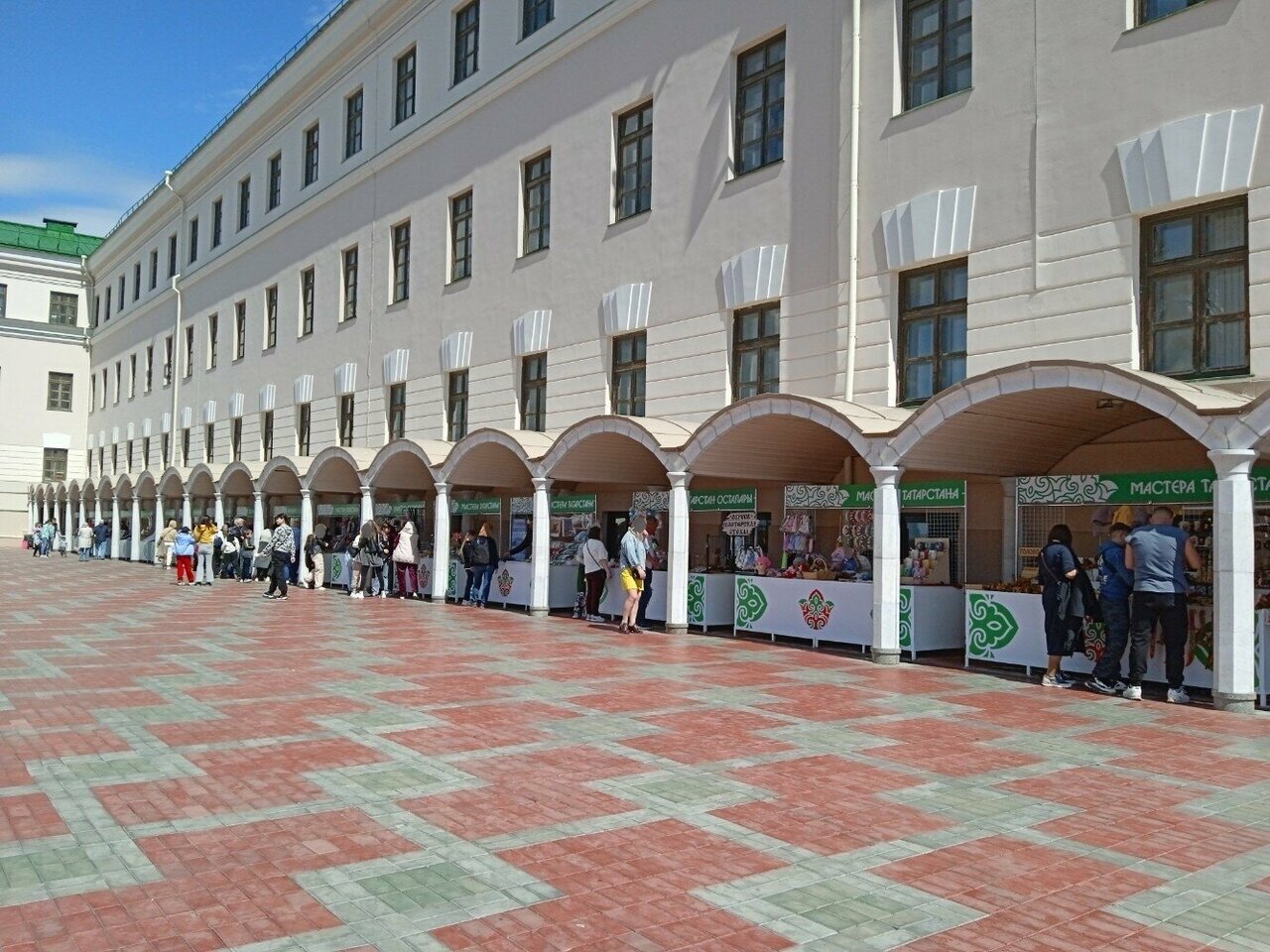 Торговые ряды «Мастера Татарстана» расположены напротив главной мечети Казани — Кул-Шариф.