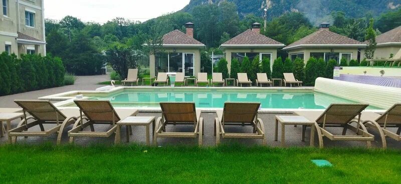 Домики в парк-отеле оснащены кондиционерами, Wi-Fi,
телевизором, электропечью и чайником в кухонной зоне, а также зоной отдыха с
мебелью на террасе.