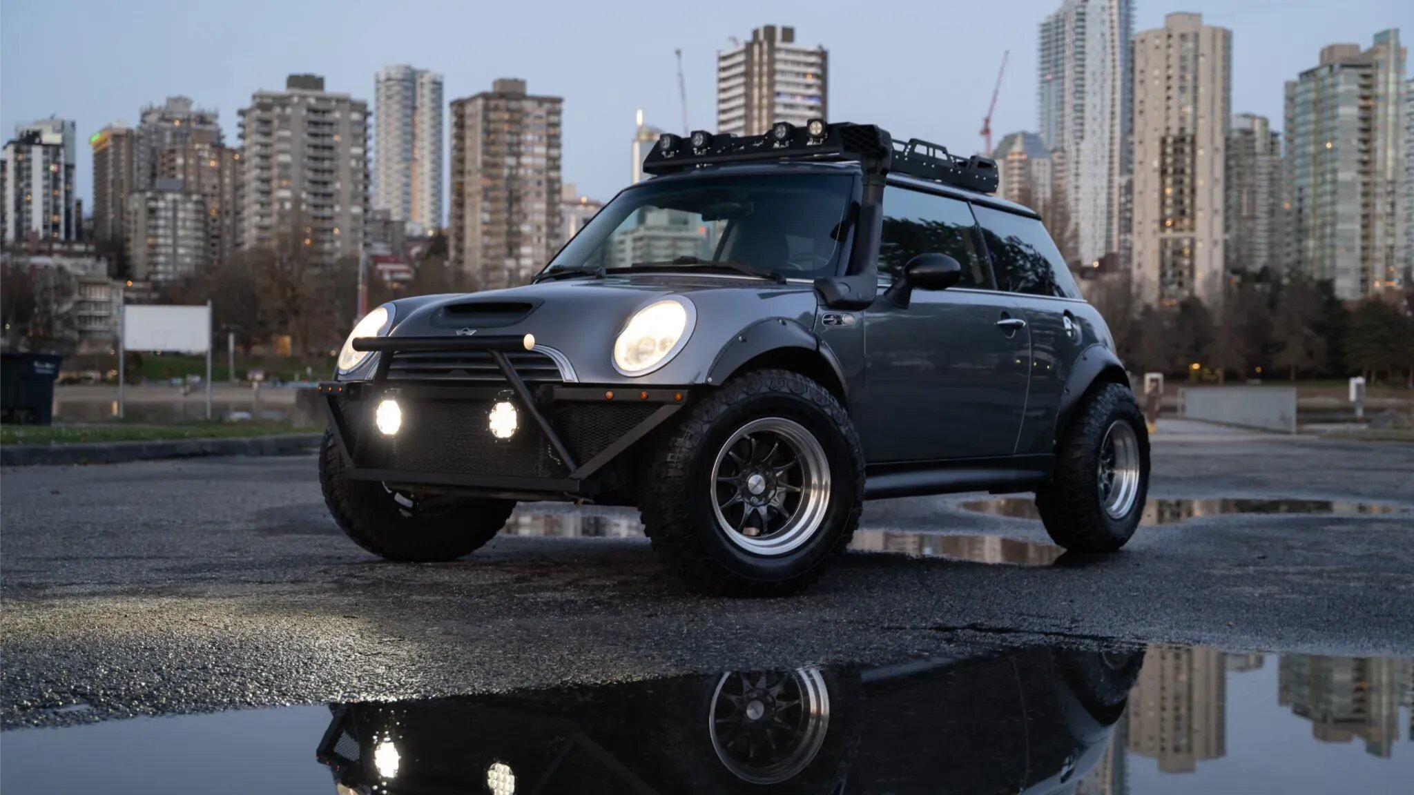 Старый Mini Cooper S превратили во внедорожник и выставили на продажу