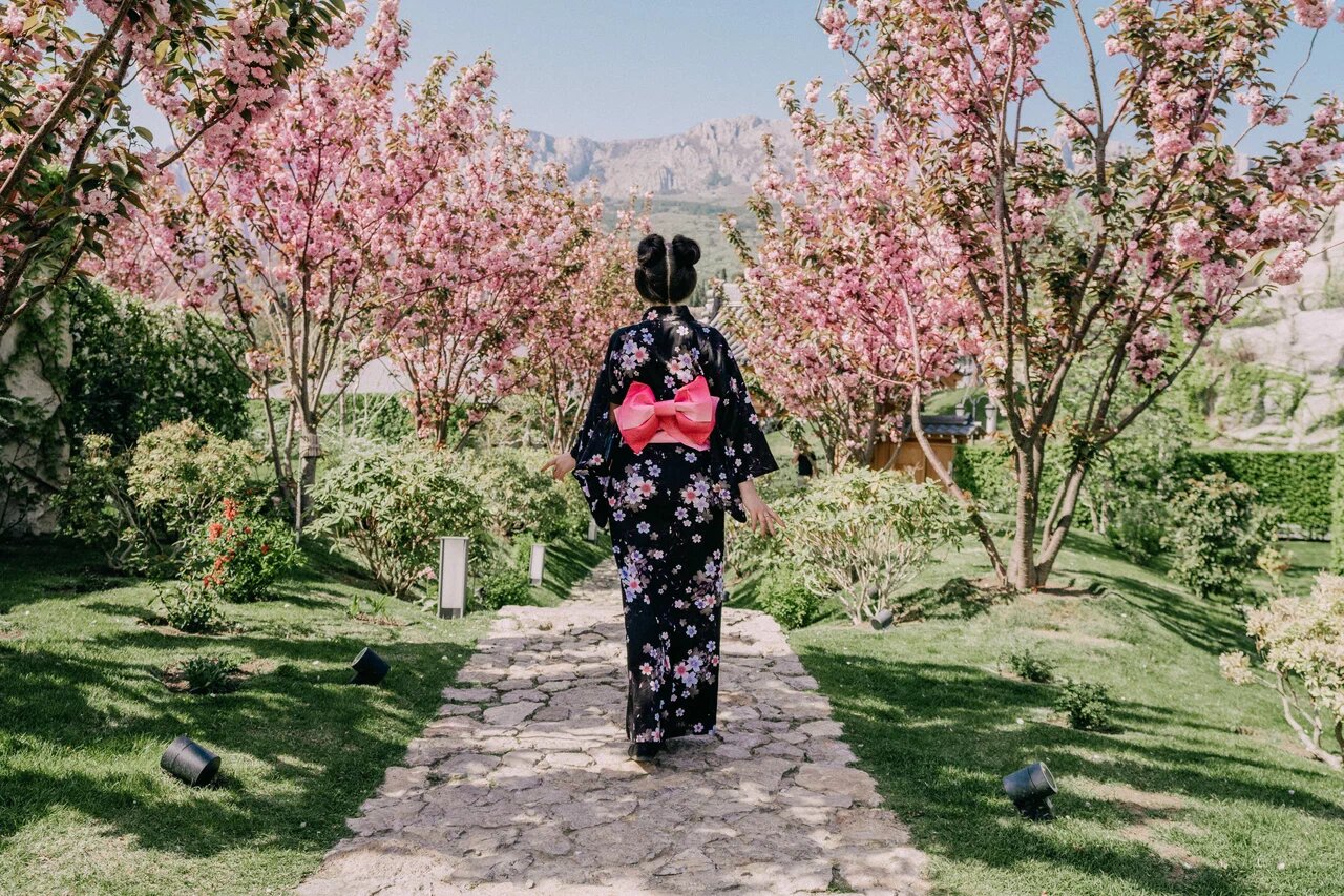 На территории отеля Mriya много интересных мест — например, японский сад с цветущей сакурой.