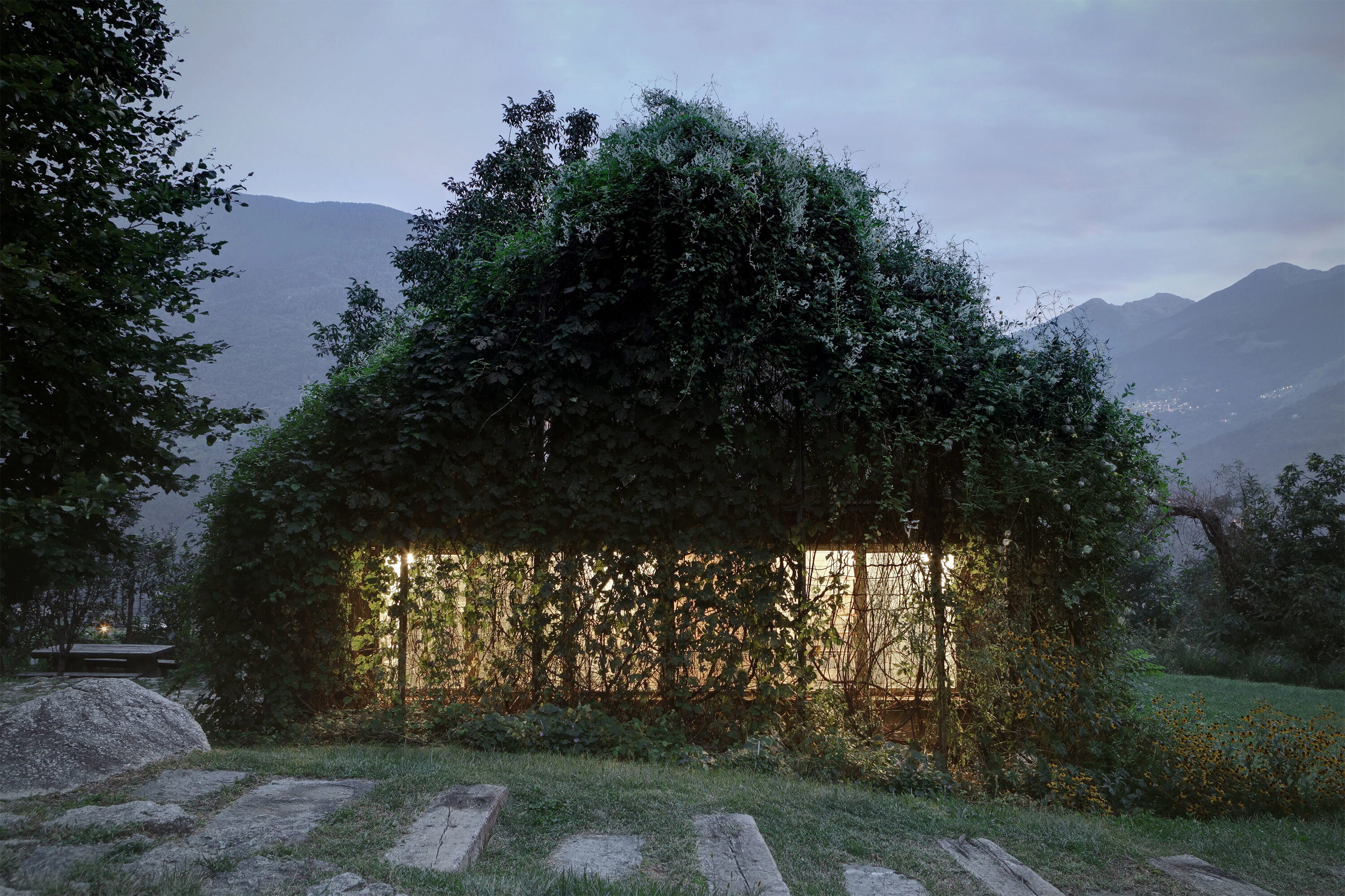 Эстетичный итальянский чилл-домик вместо старого гаража: фотопост