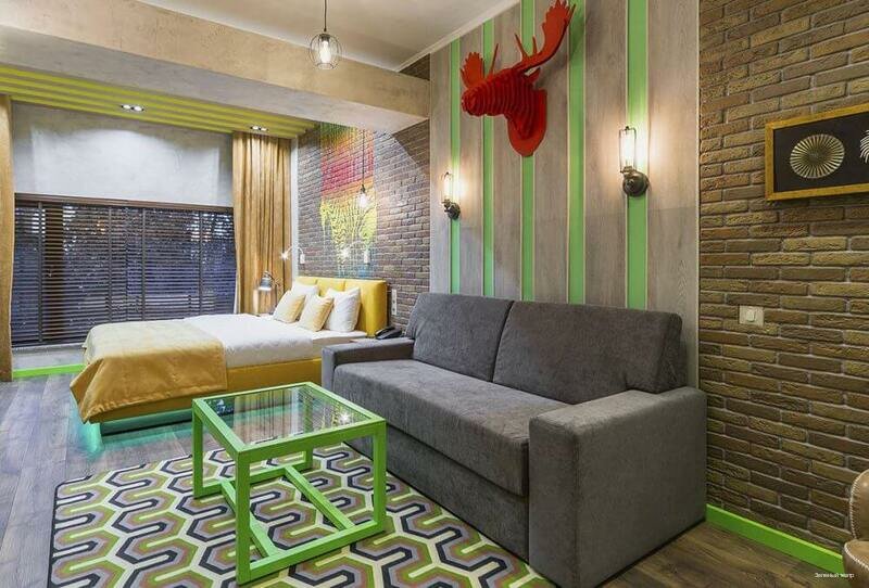 В интерьере спокойные цвета сочетаются с яркими красками и смелыми дизайнерскими решениями.