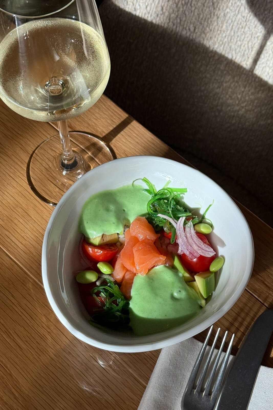 Поке с лососем и васаби-муссом