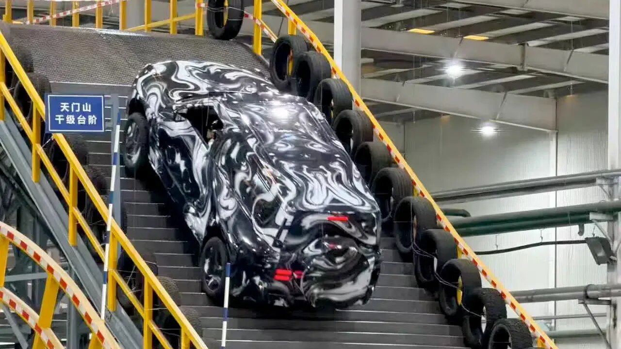 Странный тест таинственной новинки BYD попал на видео