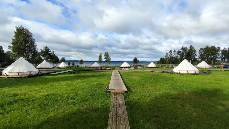 На базе
отдыха 10 просторных шатров, их площадь 18 м².